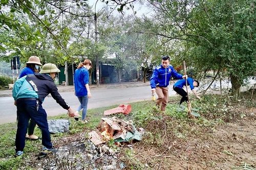 Huyện đoàn Sơn Dương ra quân vệ sinh môi trường