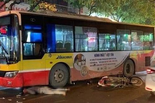 Xe buýt chèn qua người đi xe máy