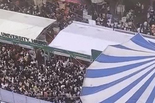 Sân trường ĐH Bách khoa đông nghịt, hàng ngàn học sinh chen chúc trong buổi tư vấn tuyển sinh