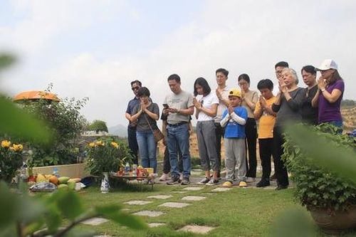 Người Hà Nội tranh thủ cuối tuần đi tảo mộ Tết Thanh minh