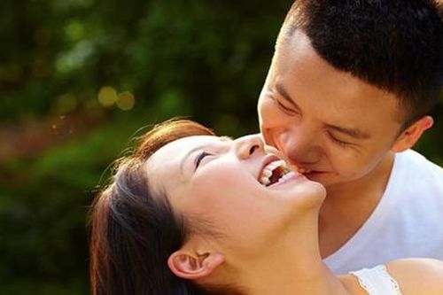 Chồng không vô tâm đâu, đơn giản là họ không tự hiểu nên vợ hãy khẽ nói cho chồng biết để được đáp ứng