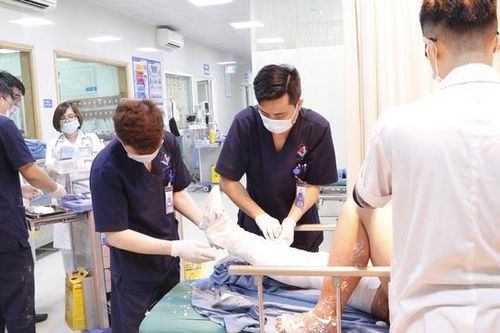 Một người bị điện giật nghiêm trọng, cách nào để cứu người mà không hại mình?