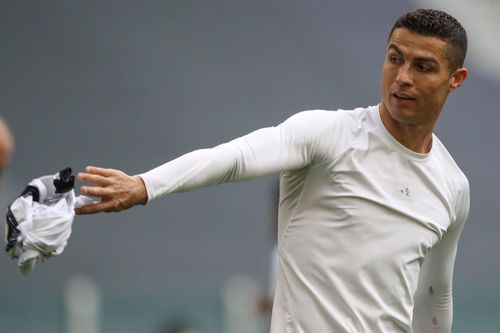 Ronaldo ném áo sau trận đấu của Juventus