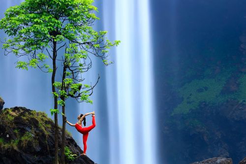 Cô gái trình diễn yoga bên thác nước, giữa núi rừng Gia Lai