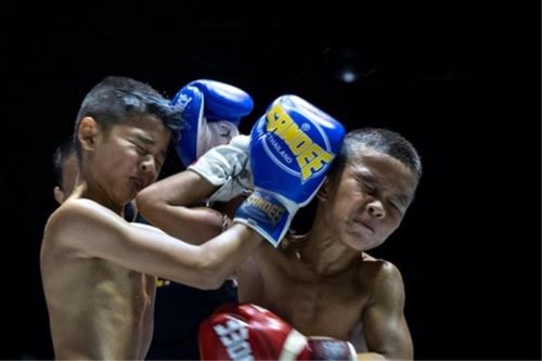 Bé Thái Lan 9 tuổi thi đấu kickboxing nuôi gia đình
