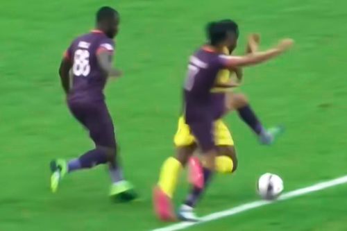 Pha bắt sai khiến trọng tài V.League bị treo còi