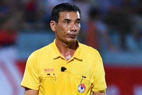 Trọng tài bị treo còi vì không thổi penalty cho CLB Nam Định