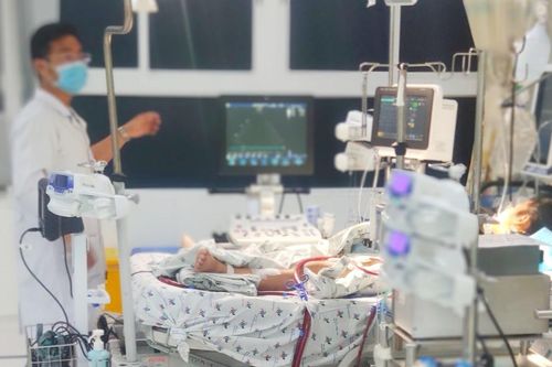 Bé gái nguy kịch tính mạng sau vài ngày nôn, sốt nhẹ