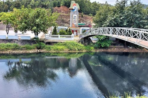 Kênh Nhà Lê đổi màu đen, bốc mùi hôi thối
