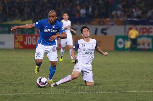 Đình Trọng trở lại đá chính, thể hiện phẩm chất 'chuyên gia săn Tây'
