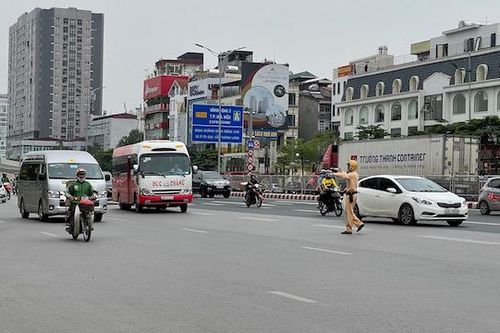 Hà Nội: Xe khách lao vào cảnh sát giao thông, tăng ga bỏ chạy