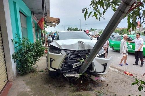 Nghệ An: 2 tài xế xe máy nguy kịch sau khi va chạm liên hoàn với xe Lexus
