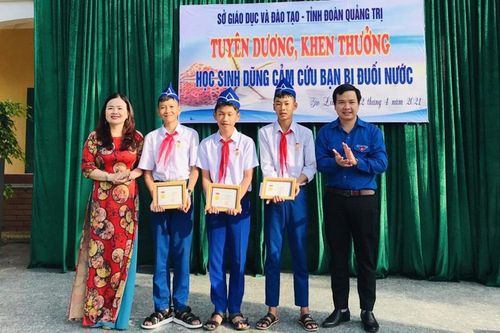 3 học sinh Quảng Trị nhận Huy hiệu 'Tuổi trẻ dũng cảm' của Trung ương Đoàn