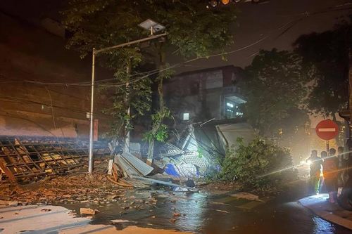 Khoảnh khắc ngôi nhà 3 tầng bất ngờ đổ sập hoàn toàn