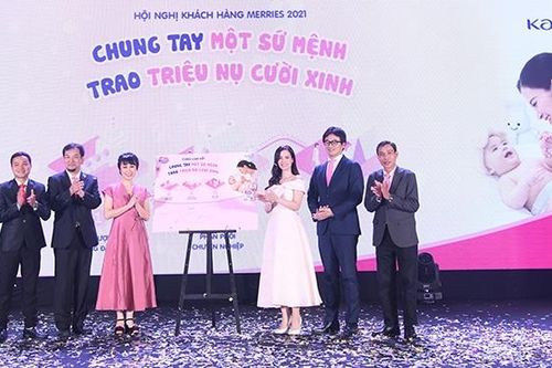 Ca sĩ Đông Nhi và sứ mệnh 'trao triệu nụ cười xinh'