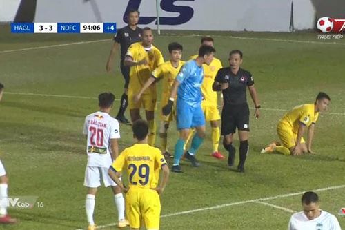 Tranh cãi quả penalty ở phút bù giờ cuối cùng giúp HAGL thắng Nam Định