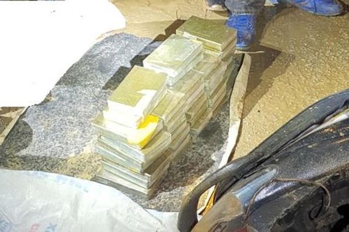 Bắt 3 đối tượng 9x vận chuyển 40 bánh heroin