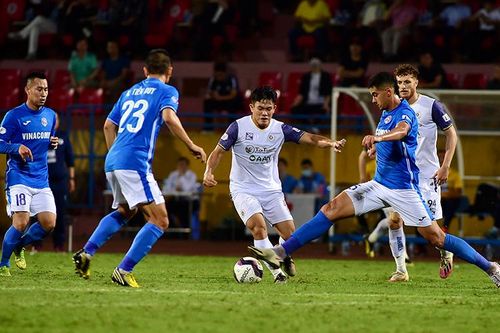 Viettel vươn lên vị trí thứ hai; Hà Nội FC thắng đậm