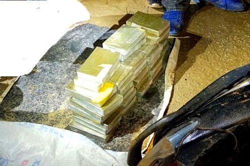 Bắt ba đối tượng, thu giữ 40 bánh heroin