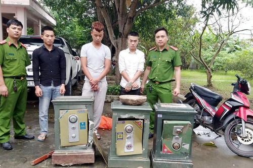 Bắt nhóm 9X đột nhập nhà dân và đền, chùa trộm cắp tài sản