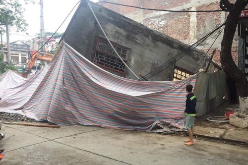 Hiện trường nhà 3 tầng đổ sập trong đêm, một cụ bà thoát chết