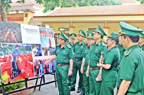 Trưng bày ảnh nghệ thuật 'Tự hào một dải biên cương' tại Bộ Tư lệnh BĐBP