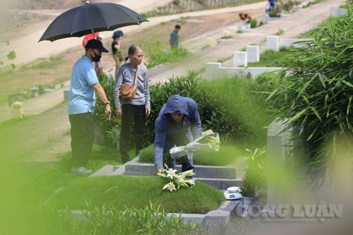 Người dân Hà Nội đi dâng hương, tảo mộ dịp Tết Thanh minh