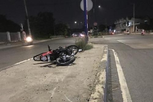 Tin giao thông đến sáng 12/4: Tông dải phân cách, nam thanh niên văng xa bất động; va chạm với xe đầu kéo, 1 thiếu niên tử vong