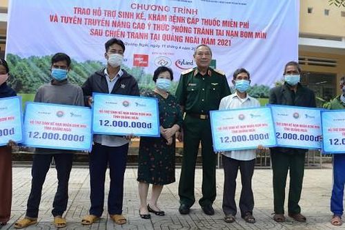 Hỗ trợ sinh kế, khám bệnh cấp phát thuốc miễn phí cho nạn nhân bị tai nạn bom mìn sau chiến tranh