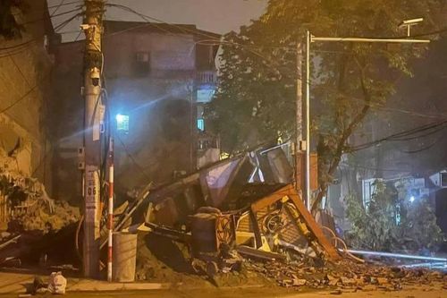Căn nhà 3 tầng đổ sập trong đêm