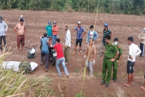 Lao xuống vệ đường, nam thanh niên bị xe máy đè tử vong