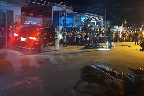 Xe ô tô tông 4 xe máy, khiến 7 người thương vong