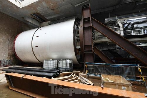 Cận cảnh rô-bốt đào hầm metro vận hành trong lòng đất