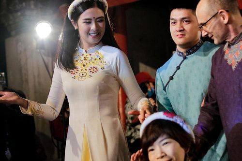 Dư vị đêm Thế giới trong tà áo dài Việt
