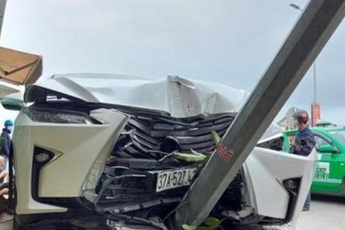 Va chạm với xế hộp Lexus trên quốc lộ, 2 người bị thương nặng