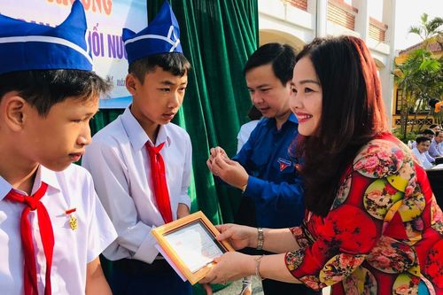 Tặng Huy hiệu 'Tuổi trẻ dũng cảm' cho 3 học sinh cứu người bị đuối nước