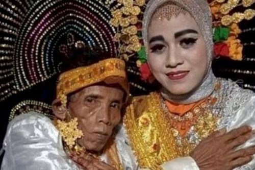 Cầu hôn mẹ không được, người đàn ông cưới luôn con gái 19 tuổi