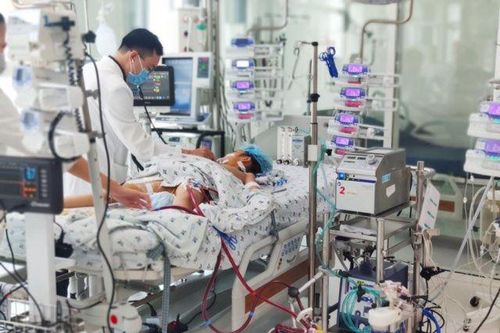 Bé gái nguy kịch sau vài ngày nôn, sốt nhẹ
