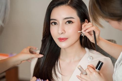 Hình ảnh khoe visual đỉnh cao của Cao Thái Hà khi đang make up khiến fan mê mệt