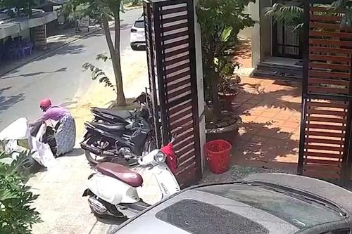 Đỗ xe máy chắn cửa và hành động của cô chủ gây tranh cãi