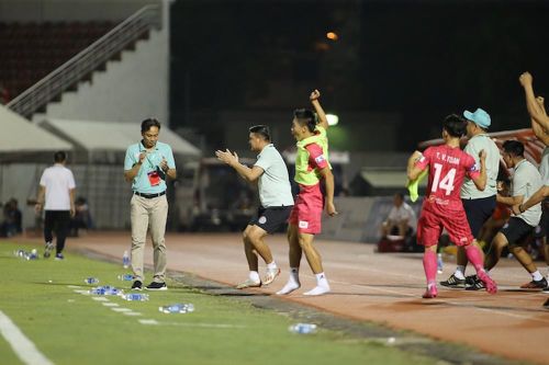 HLV trưởng Hàn Quốc sẽ dẫn dắt Hà Nội FC; Quỷ đỏ trả thù ngọt ngào gà trống