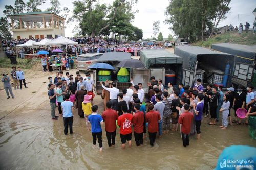 Phóng sinh, thả hơn 10 tấn cá xuống Sông Lam