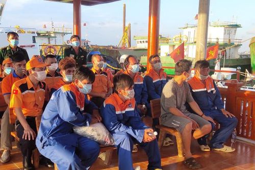 Cứu nạn kịp thời sáu ngư dân trên tàu cá bị chìm trên biển