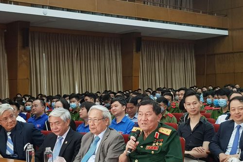 Trung tướng Phạm Tuân truyền lửa đam mê vũ trụ cho giới trẻ