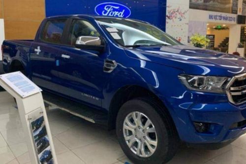 Khan hàng, Ford Ranger tăng giá, 'bán bia kèm lạc' tại đại lý
