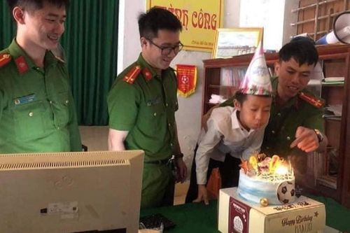 Đi làm căn cước công dân đúng 0h ngày sinh nhật, cậu bé được lực lượng công ăn tặng món quà đặc biệt