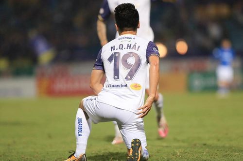 Hà Nội FC thắng to, Quang Hải tự tặng quà sinh nhật cho mình