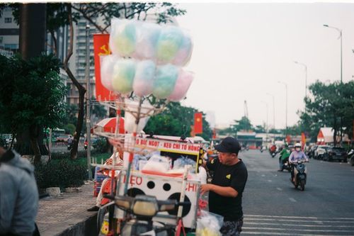 Ngồi xuống kể chuyện tuổi thơ: Xe bông gòn, tiệm tạp hóa và những hồi ức êm đềm