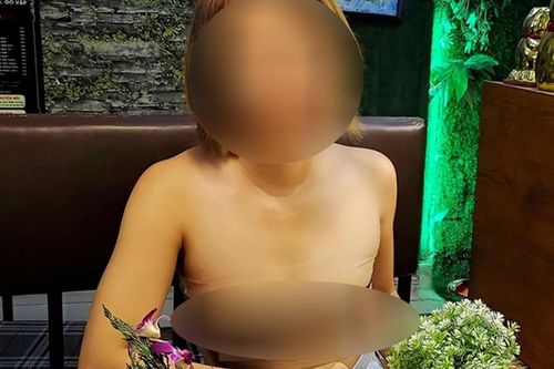 Người phụ nữ 'nghiện thả rông' tiếp tục khoe ảnh phản cảm trong nhà hàng khiến nhiều người đỏ mặt