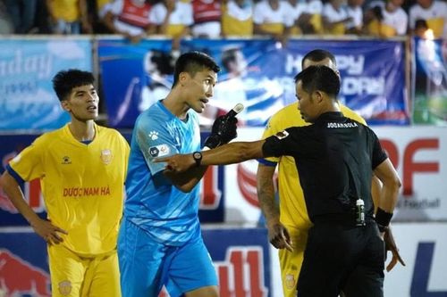 HLV Nguyễn Văn Sỹ: 'Trọng tài thì mọi người, khán giả cũng đã thấy rồi'
